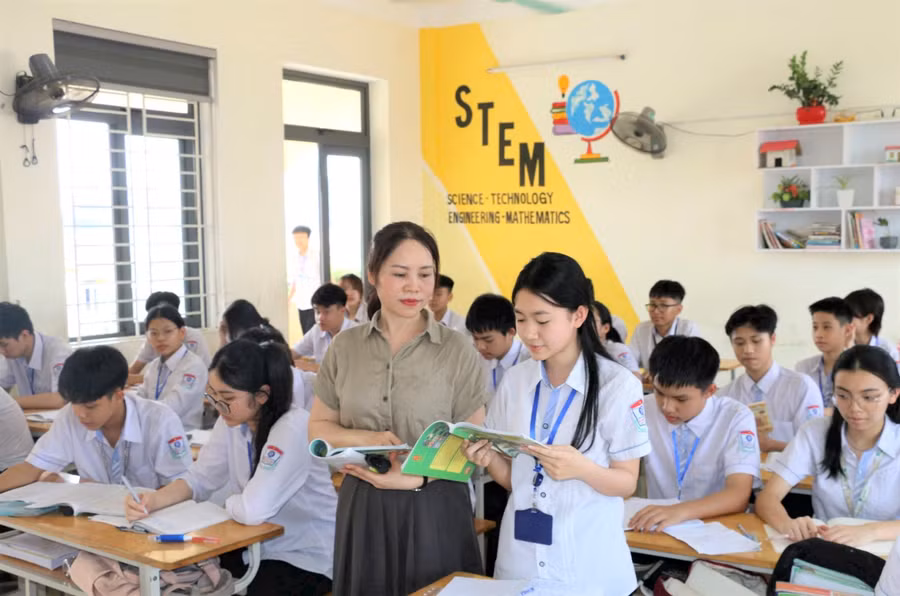 Cô trò Trường THCS Hà Huy Tập, thành phố Vinh, Nghệ An. Ảnh: Hồ Lài