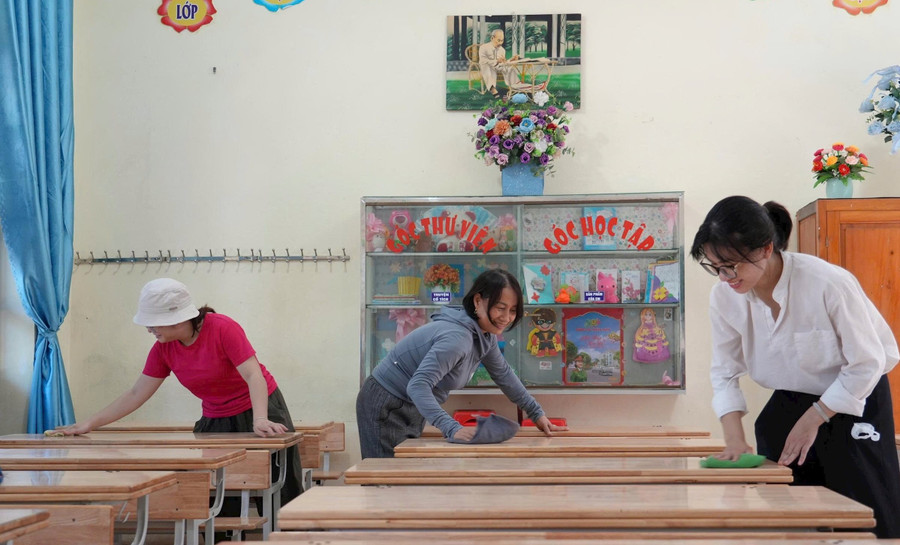 Giáo viên Trường Tiểu học Quỳnh Phương A (phường Quỳnh Mai, Nghệ An) dọn dẹp vệ sinh phòng học chuẩn bị cho khai giảng năm học mới. Ảnh: Hồ Lài hoan-tuu-truong.jpg