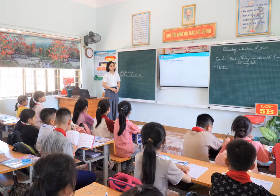 Giờ học của cô trò Trường Tiểu học Trung Phúc Cường 2 (Thiên Nhẫn, Nghệ An). Ảnh: Hồ Lài