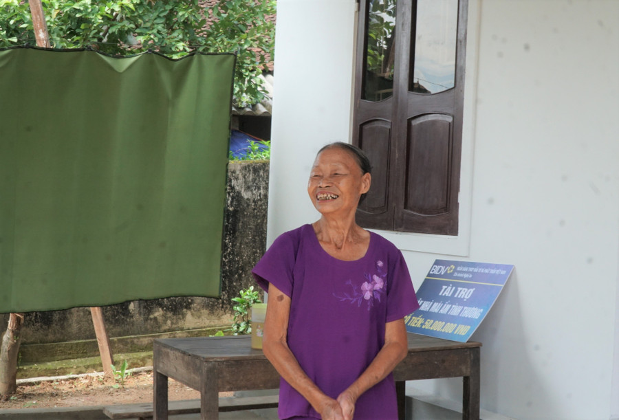 Bà Lê Thị San bày tỏ niềm vui mừng khi có được ngôi nhà của riêng mình. Ảnh: Hồ Lài ho-tro-nha-o-cho-nguoi-ngheo-2.jpg