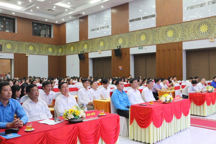 Các đại biểu dự lễ biểu dương. Ảnh: Hồ Lài bieu-duong-nha-giao-lam-theo-loi-bac-2.jpg