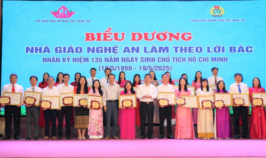 Sở GD&ĐT Nghệ An tặng giấy khen cho 135 nhà giáo làm theo lời Bác. Ảnh: Hồ Lài