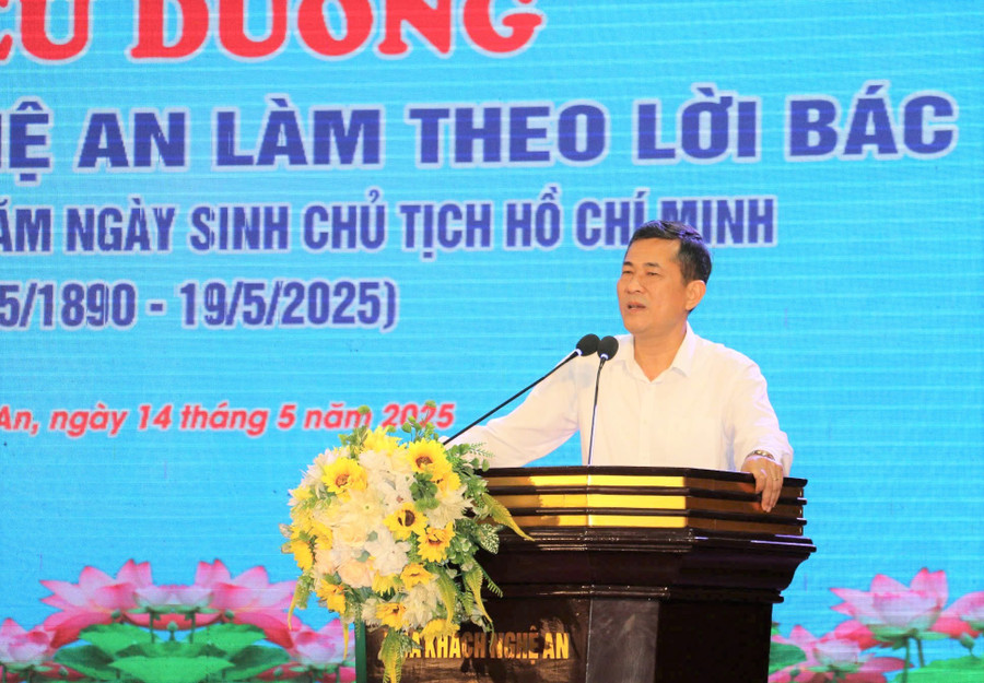 Ông Thái Văn Thành - Giám đốc Sở GD&ĐT Nghệ An ghi nhận, biểu dương 135 nhà giáo làm theo lời Bác. Ảnh: Hồ Lài bieu-duong-nha-giao-lam-theo-loi-bac-4.jpg