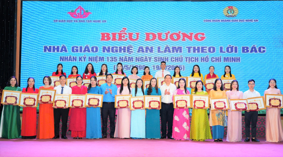 Việc biểu dương các nhà giáo làm theo gương bác đã lan tỏa, truyền cảm hứng tiếp tục nỗ lực, cống hiến trong dạy và học cho giáo viên Nghệ An. Ảnh: Hồ Lài bieu-duong-nha-giao-lam-theo-loi-bac-7.jpg