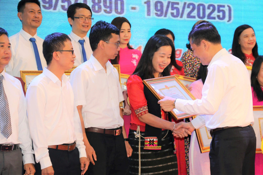 Trong số các nhà giáo được biểu dương, có nhiều thầy cô là người dân tộc thiểu số, công tác ở vùng khó khăn. Ảnh: Hồ Lài bieu-duong-nha-giao-lam-theo-loi-bac-5.jpg