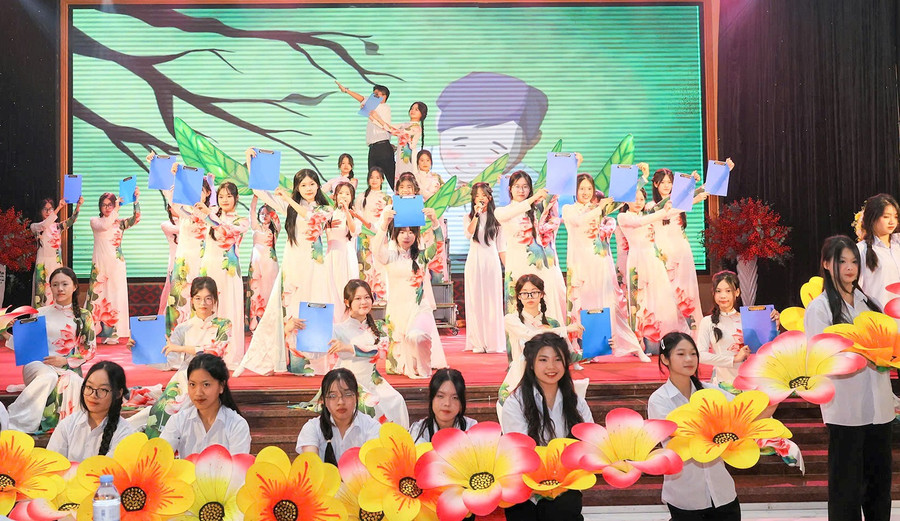 Chương trình nghệ thuật tôn vinh, tri ân các nhà giáo tâm huyết, trách nhiệm, có nhiều cống hiến trong sự nghiệp trồng người. Ảnh: Hồ Lài bieu-duong-nha-giao-lam-theo-loi-bac-3.jpg