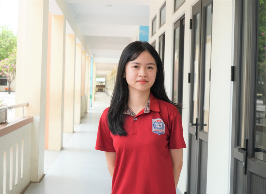 Với 17,75 điểm, Nguyễn Ngọc Linh (lớp 9A, Trường THCS Hưng Dũng, Trường Vinh, Nghệ An) đã trở thành thủ khoa môn chuyên Ngữ văn vào Trường THPT chuyên Phan Bội Châu – năm 2025. Ảnh: Hồ Lài doi-ban-thu-khoa-vao-chuyen-phan-boi-chau-nghe-an-2.jpg