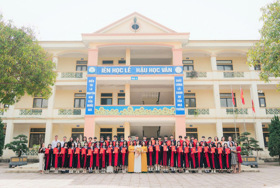 Tập thể lớp 9A Trường THCS Hưng Dũng (Trường Vinh, Nghệ An). Ảnh: NVCC doi-ban-thu-khoa-vao-chuyen-phan-boi-chau-nghe-an-5.jpg