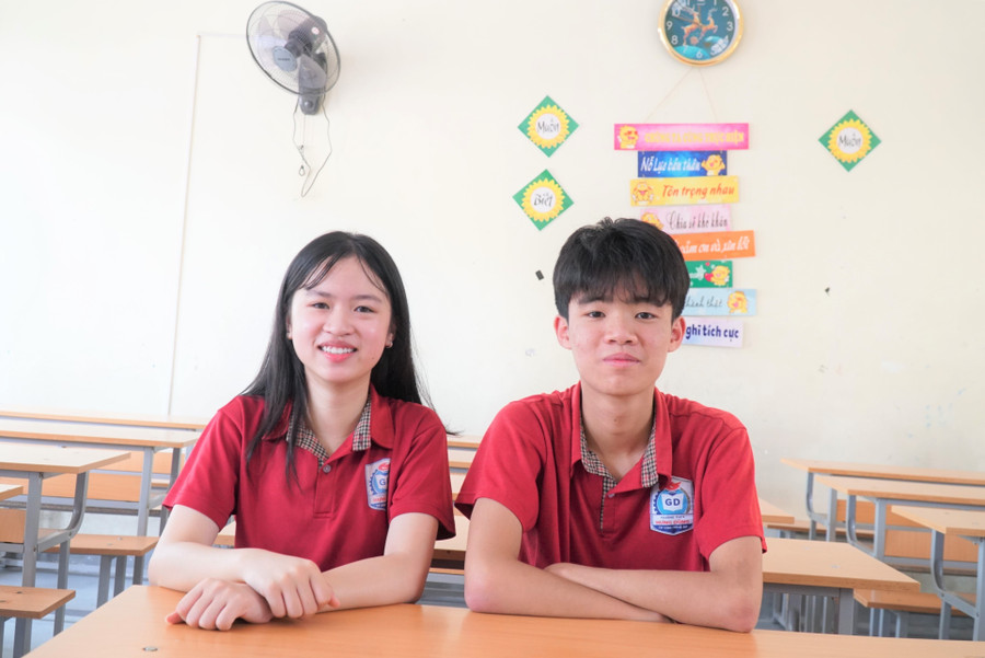 Em Nguyễn Ngọc Linh (thủ khoa môn Ngữ văn) và em Lê Khánh Hưng (thủ khoa môn Hóa học) thi vào Trường THPT chuyên Phan Bội Châu (Nghệ An). Ảnh: Hồ Lài
