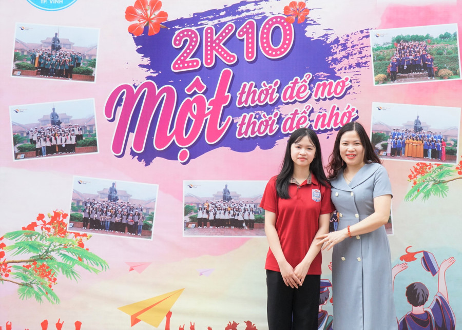 Ngọc Linh và cô giáo Phan Thị Phượng - giáo viên môn Ngữ văn Trường THCS Hưng Dũng. Ảnh: Hồ Lài doi-ban-thu-khoa-vao-chuyen-phan-boi-chau-nghe-an-3.jpg