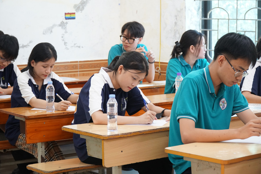 Thời gian làm bài thi môn chuyên là 150 phút. Ảnh: Hồ Lài thi-chuyen-phan-boi-chau-9.jpg