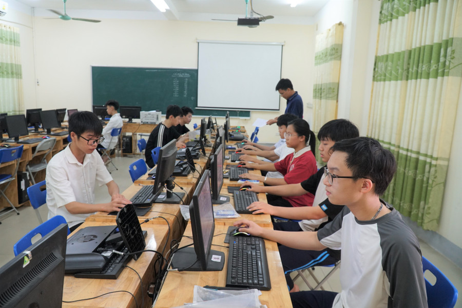 Những em thi môn chuyên Tin học được gọi vào phòng thi sớm để khởi động, làm quen với máy tính. Ảnh: Hồ Lài thi-chuyen-phan-boi-chau-5.jpg