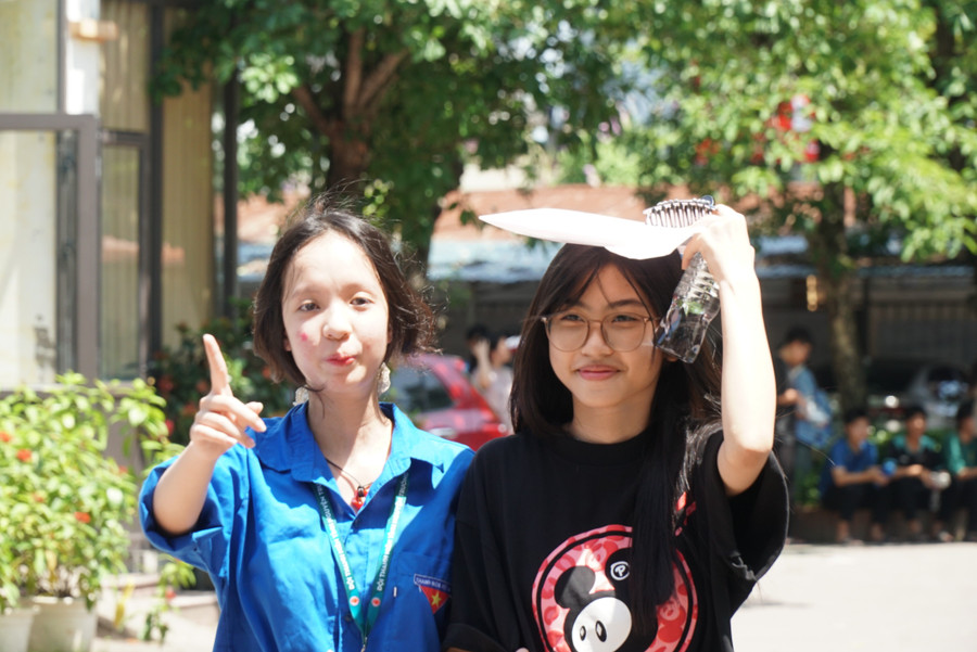 Tình nguyện viên hướng dẫn thí sinh từ các địa phương về Trường THPT chuyên Phan Bội Châu dự thi. Ảnh: Hồ Lài thi-chuyen-phan-boi-chau-4.jpg
