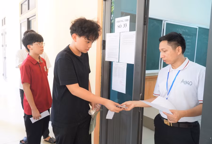 Chiều 6/6, các thí sinh dự thi môn chuyên kỳ thi tuyển sinh vào Trường THPT chuyên Phan Bội Châu, Nghệ An. Ảnh: Hồ Lài