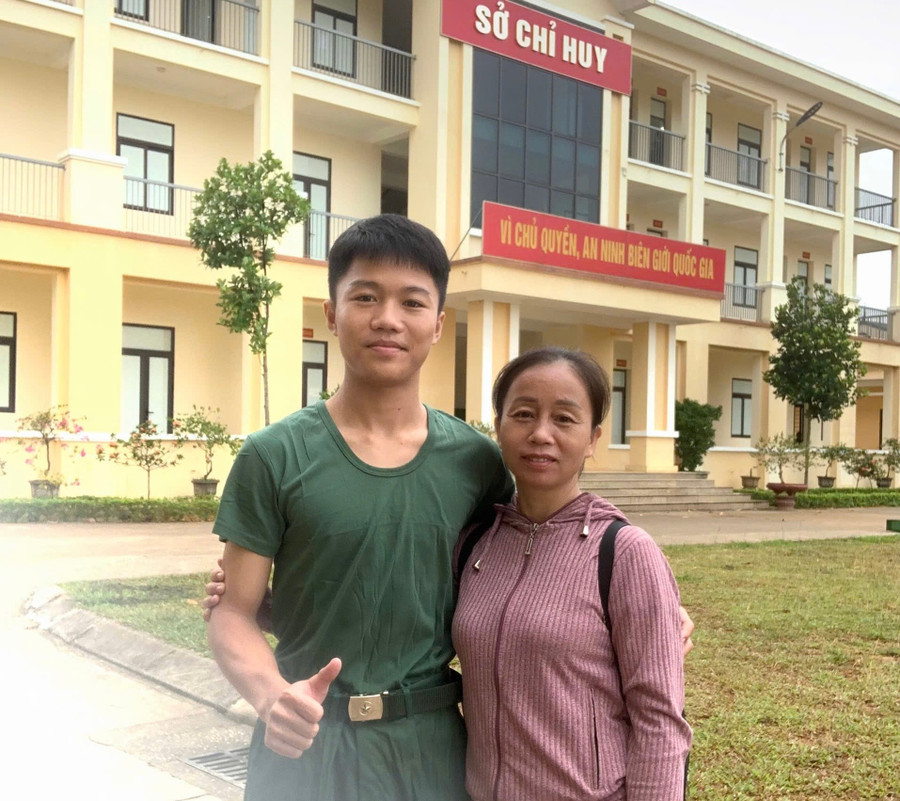 Em Lang Đức Bằng và mẹ trong ngày nhập học tại Học viện Biên phòng. Ảnh: NVCC