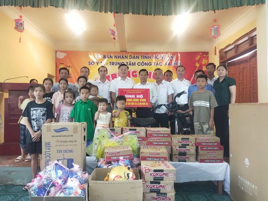 Đoàn công tác đến thăm, trao quà cho các em nhỏ tại Trung tâm Công tác xã hội (Đô Lương, Nghệ An). trao-qua-trung-thu-4.jpg