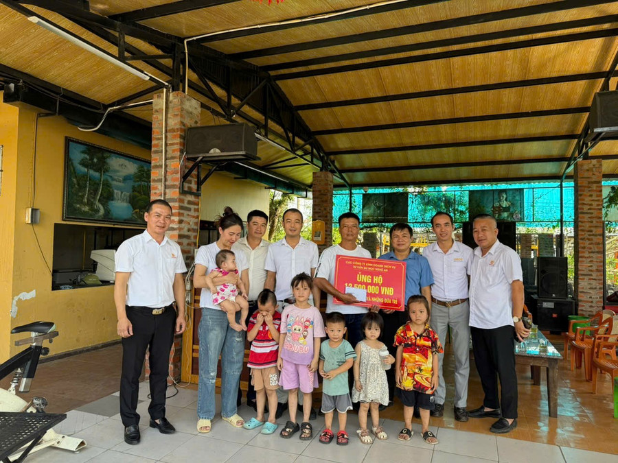 Ngôi nhà của những đứa trẻ (Vinh Hưng, Nghệ An) nhận quà trung thu từ đoàn công tác. trao-qua-trung-thu-6.jpg