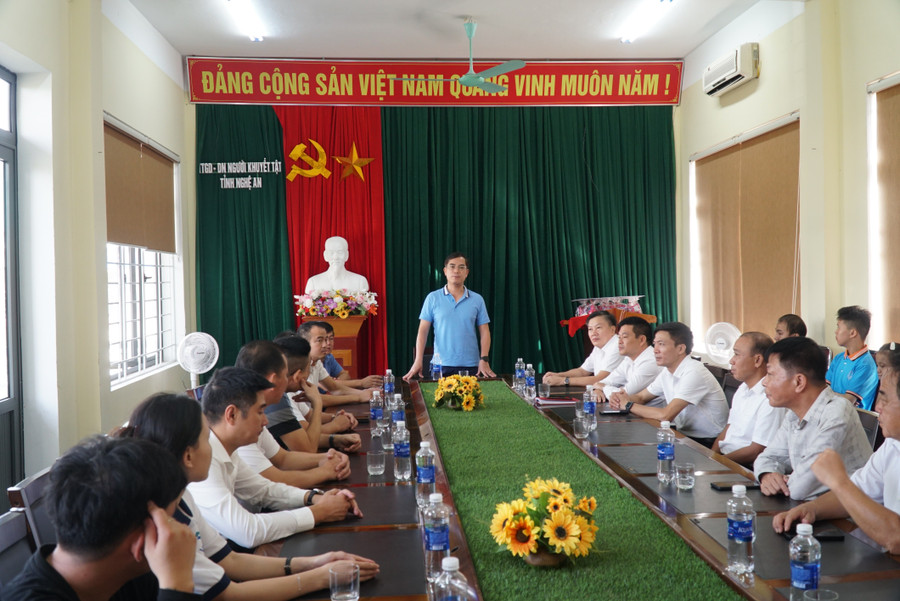 Ông Nguyễn Văn Khoa - Phó Giám đốc Sở GD&ĐT Nghệ An chia sẻ với cán bộ, giáo viên, học sinh Trung tâm Giáo dục - Dạy nghề người khuyết tật tỉnh. trao-qua-trung-thu-1.jpg