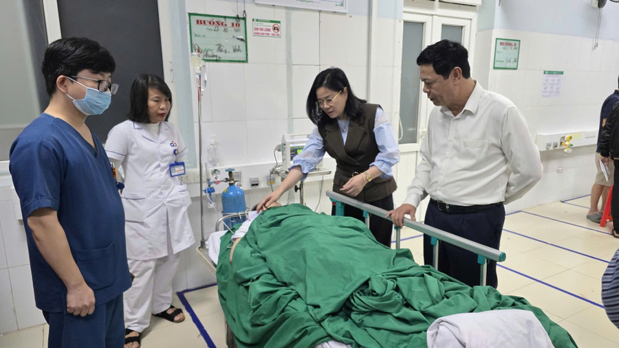Lãnh đạo Sở Y tế Nghệ An đến thăm hỏi, động viên nữ nhân viên y tế đang được cấp cứu tại Bệnh viện Hữu Nghị Đa khoa tỉnh. vu-viec-benh-vien-san-nhi-nghe-an-1.jpg