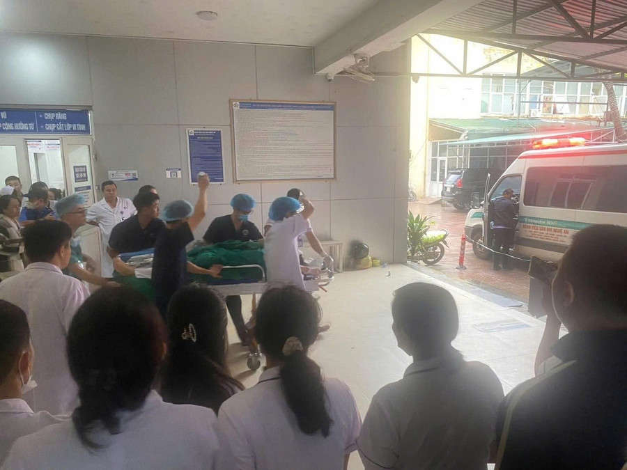 Nhân viên y tế bị đối tượng tấn công bị thương tại Bệnh viện Sản Nhi Nghệ An được đưa đi cấp cứu.