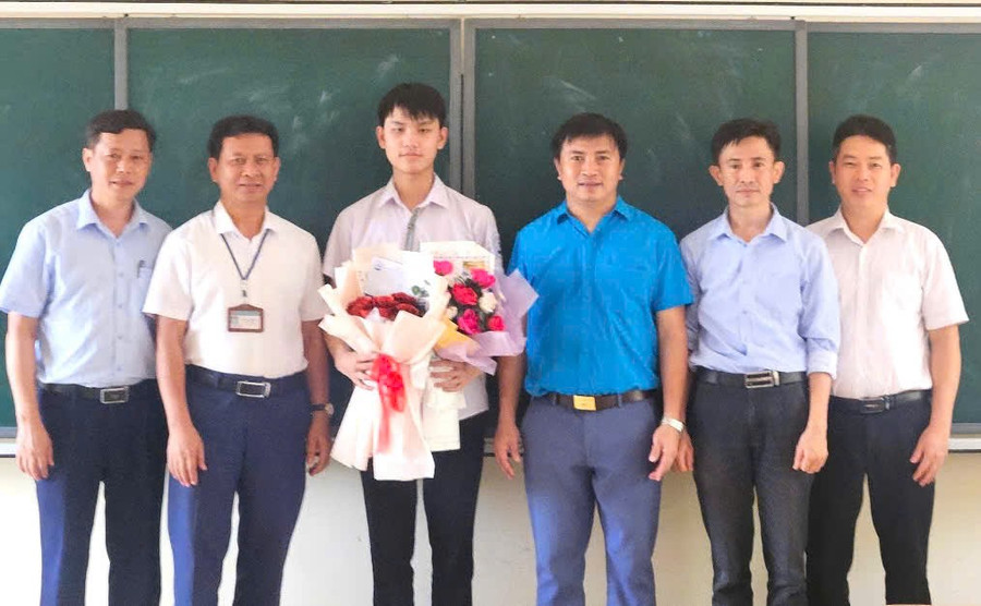 Ban giám hiệu Trường THPT Đô Lương 3 khen thưởng em Nguyễn Đức Lương đạt kết quả xuất sắc tại kỳ thi đánh giá tư duy. Ảnh: NTCC nguyen-duc-luong.jpg