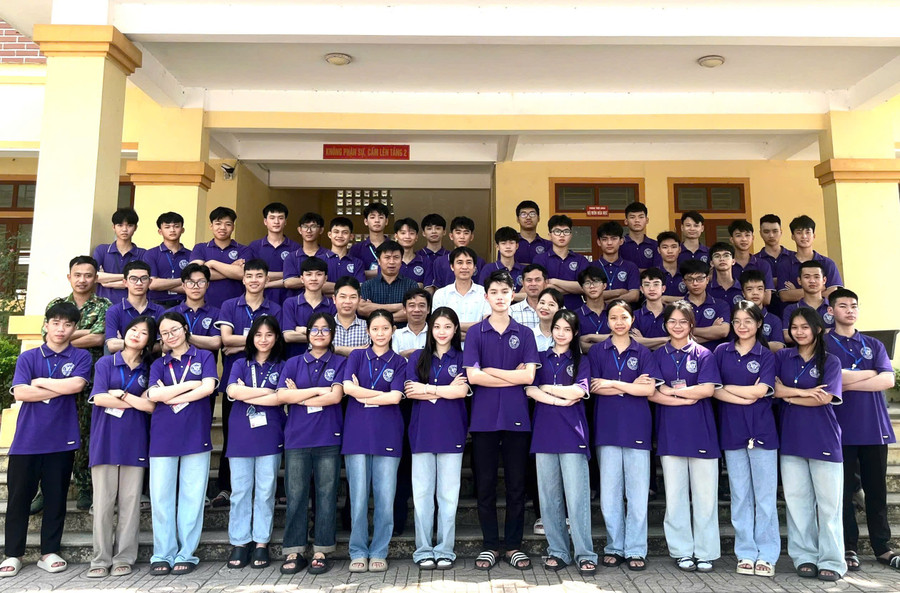 Tập thể lớp 12T1, Trường THPT Đô Lương 3, Nghệ An. Ảnh: NVCC nguyen-duc-luong-3.jpg