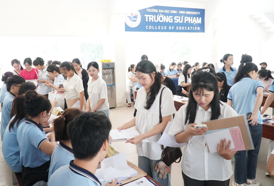 Tân sinh viên nhập học vào Trường Sư phạm, Trường Đại học Vinh (Nghệ An). Ảnh: Hồ Lài