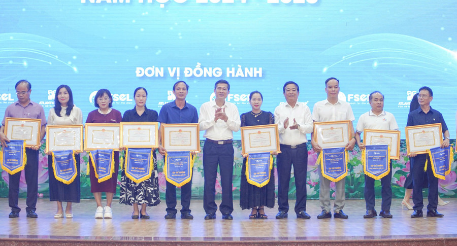 Lãnh đạo Sở Giáo dục và Đào tạo Nghệ An khen thưởng cho các tập thể xuất sắc trong triển khai tháng tự học tiếng Anh năm 2025. Ảnh: Hồ Lài