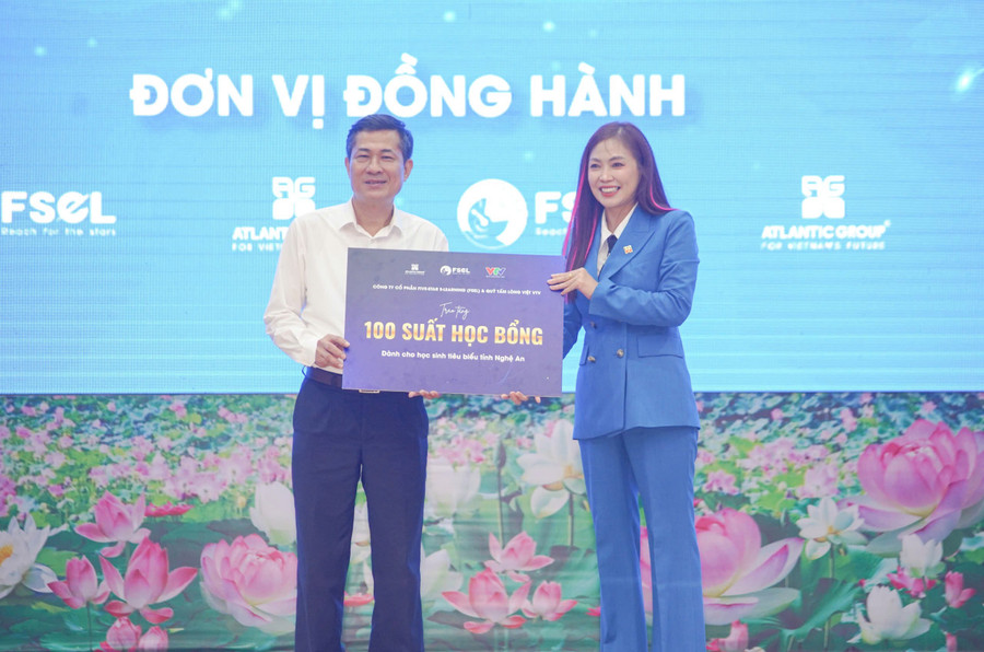 قدمت شركة فايف ستار للتعليم الإلكتروني (FSEL) وصندوق VTV Tam Long Viet 100 منحة دراسية للطلاب المتفوقين في مقاطعة نغي آن. تصوير: هو لاي thang-tu-hoc-tieng-anh-9.jpg