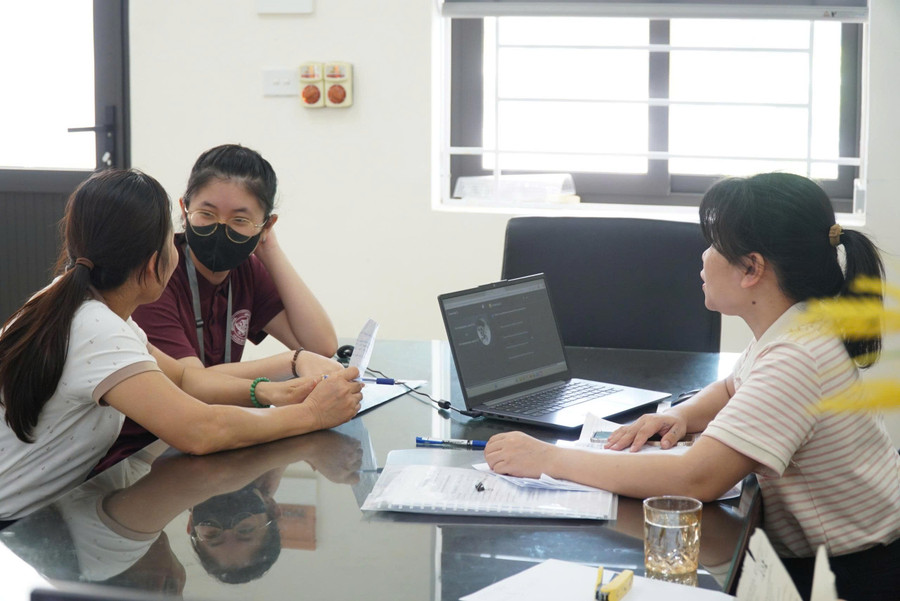 Học sinh, phụ huynh trao đổi trước khi nộp đơn thay đổi nguyện vọng tại Trường THCS Lê Lợi (TP Vinh, Nghệ An). Ảnh: Hồ Lài doi-nguyen-vong-vao-lop-10-a3.jpg