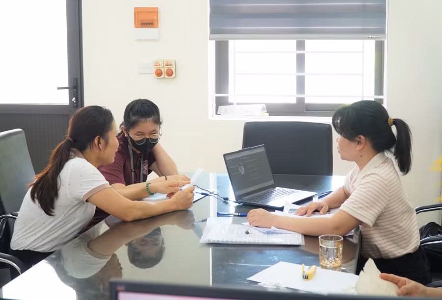 Học sinh và phụ huynh đến thực hiện thay đổi nguyện vọng vào lớp 10 tại Trường THCS Lê Lợi (TP Vinh, Nghệ An). Ảnh: Hồ Lài