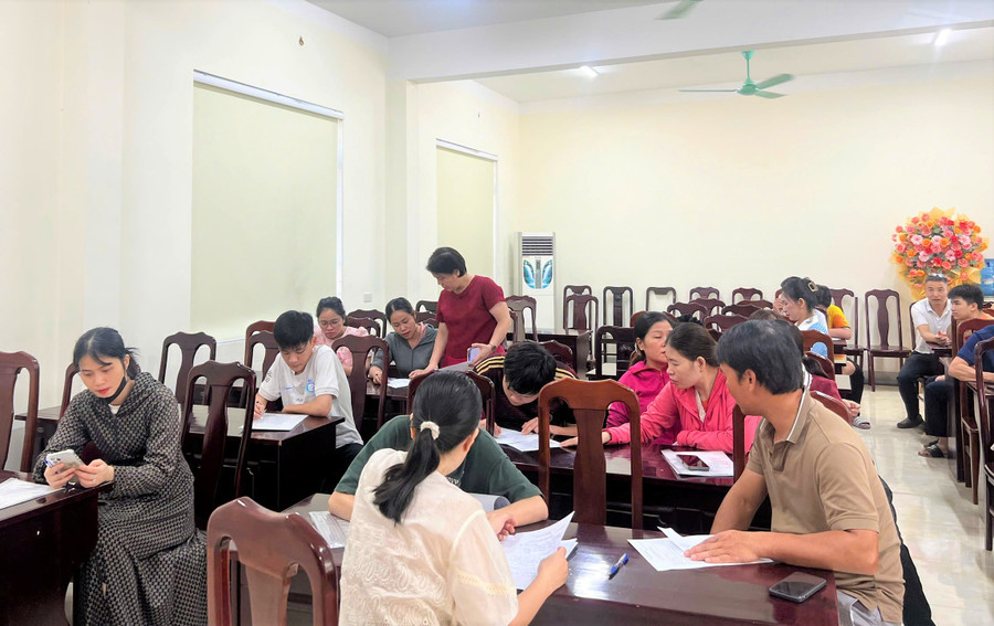 Phụ huynh, thí sinh được tư vấn, hướng dẫn nộp đơn thay đổi nguyện vọng tại Trường THCS Trường Thi (TP Vinh, Nghệ An). Ảnh: Hồ Lài doi-nguyen-vong-vao-lop-10-a4.jpg