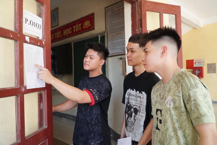 Thí sinh Nghệ An đến làm thủ tục dự thi tại Trường THPT Lê Viết Thuật (TP Vinh). Ảnh: Hồ Lài. sn109698.jpg