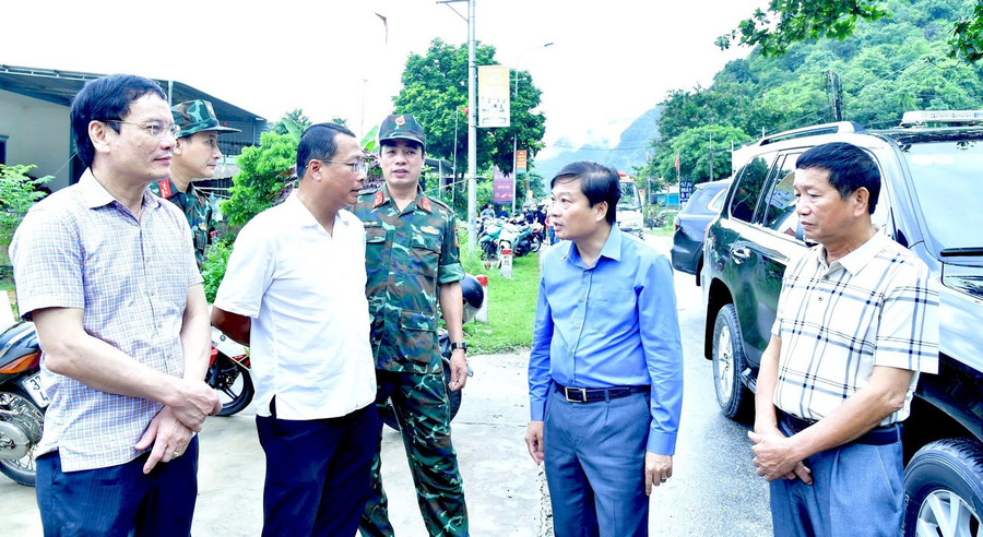 Chủ tịch UBND tỉnh Nghệ An Lê Hồng Vinh cùng đoàn công tác trực tiếp kiểm tra và chỉ đạo công tác ứng phó lũ lụt tại xã Con Cuông, sáng 23/7. (Ảnh: Trọng Kiên)