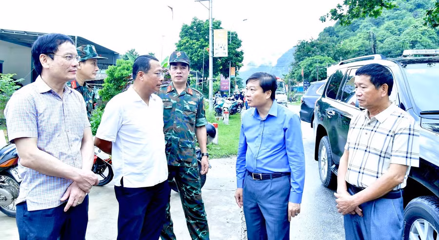 Chủ tịch UBND tỉnh Nghệ An Lê Hồng Vinh cùng đoàn công tác trực tiếp kiểm tra và chỉ đạo công tác ứng phó lũ lụt tại xã Con Cuông, sáng 23/7. (Ảnh: Trọng Kiên)