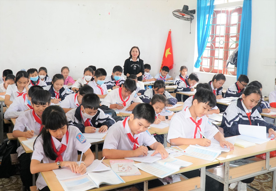 Cô trò Trường THPT Lý Nhật Quang (xã Đô Lương, Nghệ An). Ảnh: Hồ Lài