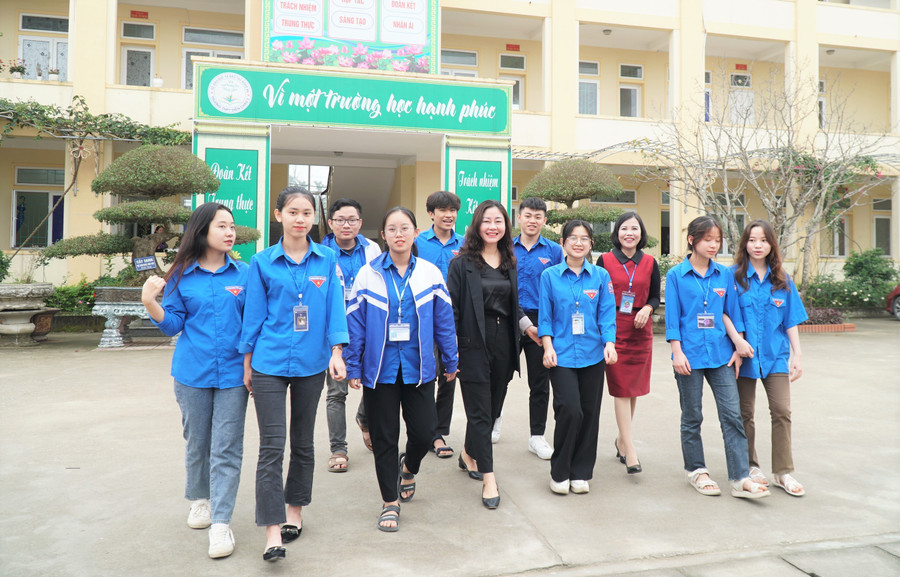 Giáo viên và học sinh Trường THPT Diễn Châu 3 (xã Minh Châu, Nghệ An). Ảnh: Hồ Lài luat-nha-giao-a3.jpg