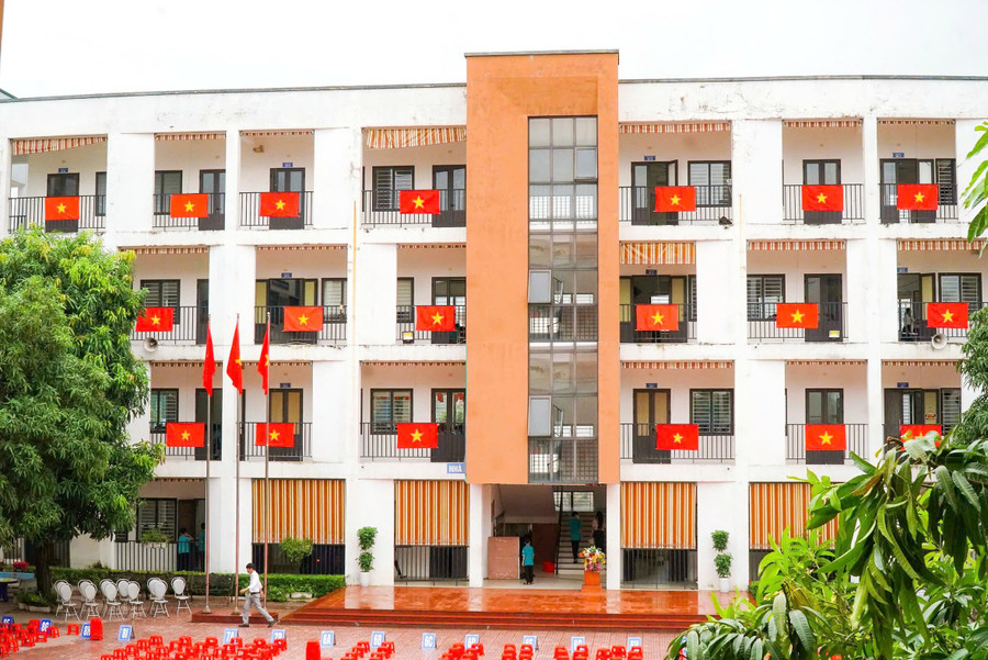 Các nhà trường đã trang trí, chuẩn bị các điều kiện để sẵn sàng cho lễ khai giảng năm học mới 2025-2026. Ảnh: Hồ Lài tuu-truong-nghe-an.jpg
