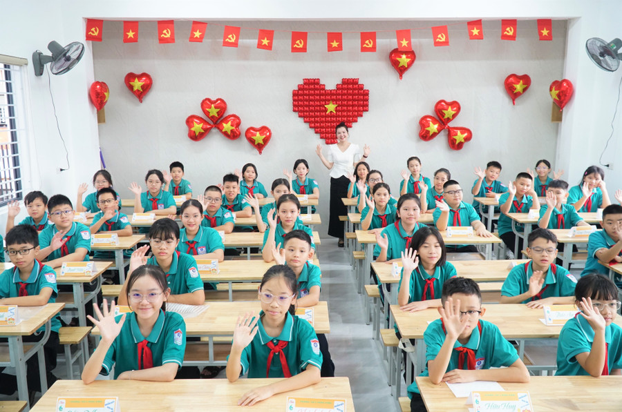 Cô trò Trường THCS Hưng Bình trong ngày tựu trường năm học 2025-2026. Ảnh: Hồ Lài