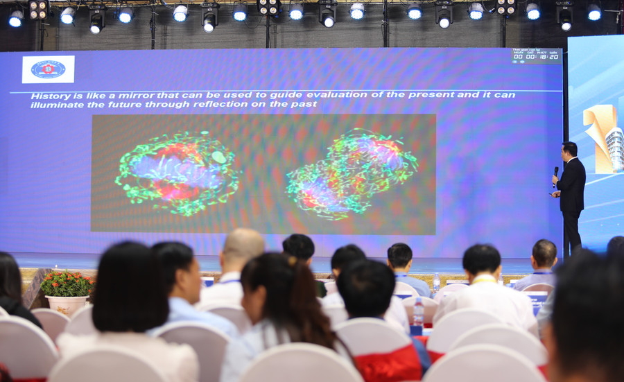 Hội nghị khoa học về Tiếp cận toàn diện chẩn đoán, điều trị và quản lý ung thư trong kỷ nguyên số tại Bệnh viện Ung bướu Nghệ An. Ảnh: Hồ Lài