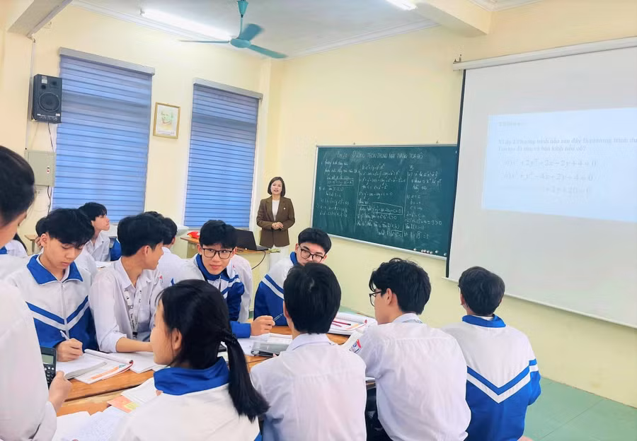 Tiết dạy học của cô trò Trường THPT Hoàng Mai (Nghệ An). Ảnh: NTCC