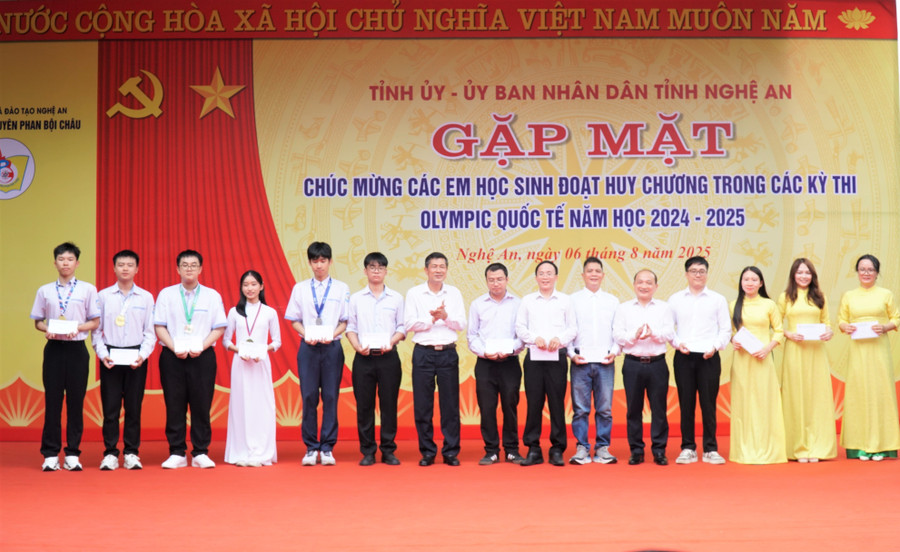 Hội Khuyến học tỉnh Nghệ An chúc mừng và trao quà cho giáo viên, học sinh đạt giải tại các kỳ thi Olympic khu vực và quốc tế năm 2025. Ảnh: Hồ Lài sn100727-2.jpg