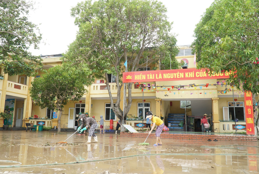 Công tác dọn dẹp vệ sinh, khắc phục thiệt hại do bão được thực hiện khẩn trương. sn102372.jpg