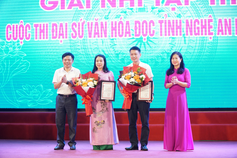 Ban tổ chức trao giải Nhì tập thể cho Trường THPT Huỳnh Thúc Kháng (phường Thành Vinh) và Trường THCS Hưng Dũng (phường Trường Vinh, Nghệ An). Ảnh: Hồ Lài dai-su-van-hoa-doc-nghe-an-5.jpg