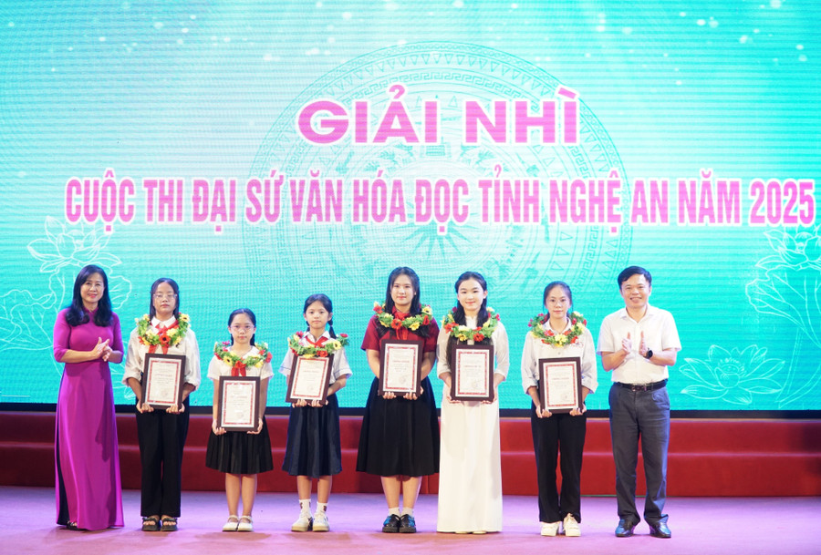 Ban tổ chức trao giấy chứng nhận và phần thưởng cho học sinh đạt giải Nhì cuộc thi Đại sứ Văn hoá đọc tỉnh Nghệ An năm 2025. Ảnh: Hồ Lài dai-su-van-hoa-doc-nghe-an-4.jpg