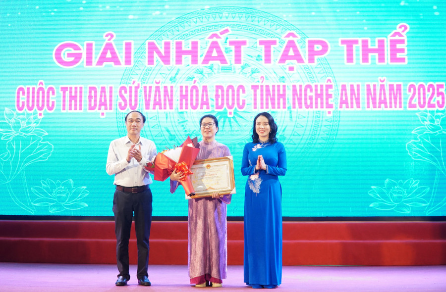 Ban tổ chức trao bằng khen của UBND tỉnh Nghệ An cho Trường THPT chuyên Phan Bội Châu - đạt giải Nhất tập thể cuộc thi Đại sứ Văn hóa đọc. Ảnh: Hồ Lài dai-su-van-hoa-doc-nghe-an-3.jpg