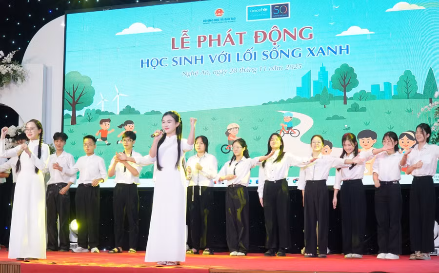 Học sinh Trường THPT Huỳnh Thúc Kháng biểu diễn truyền tải thông điệp thực hành lối sống xanh. Ảnh: Hồ Lài