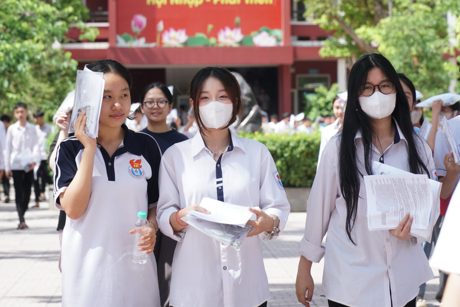 Thí sinh Nghệ An rời khỏi phòng thi môn tự chọn với nhiều tâm trạng khác nhau. sn100263.jpg