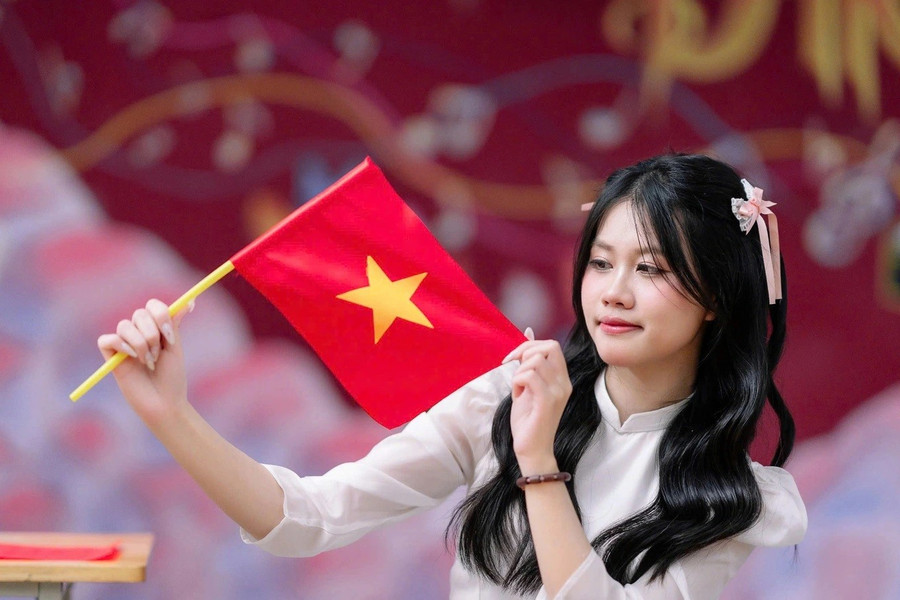 Em Nguyễn Trần Yến Nhi (học sinh Trường THPT Cửa Lò, Nghệ An) đạt 29,75 điểm khối C00, trong đó Ngữ văn 9,75 điểm; Lịch sử và Địa lí cùng đạt 10 điểm. Ảnh: NVCC nu-sinh-thu-khoa-khoi-c-toan-quoc-1.jpg