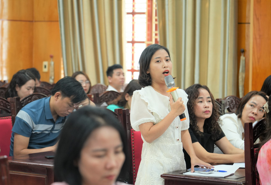 Đại diện trung tâm tiếng Anh nêu ý kiến tại hội nghị. Ảnh: Hồ Lài tieng-anh-tang-cuong-4.jpg